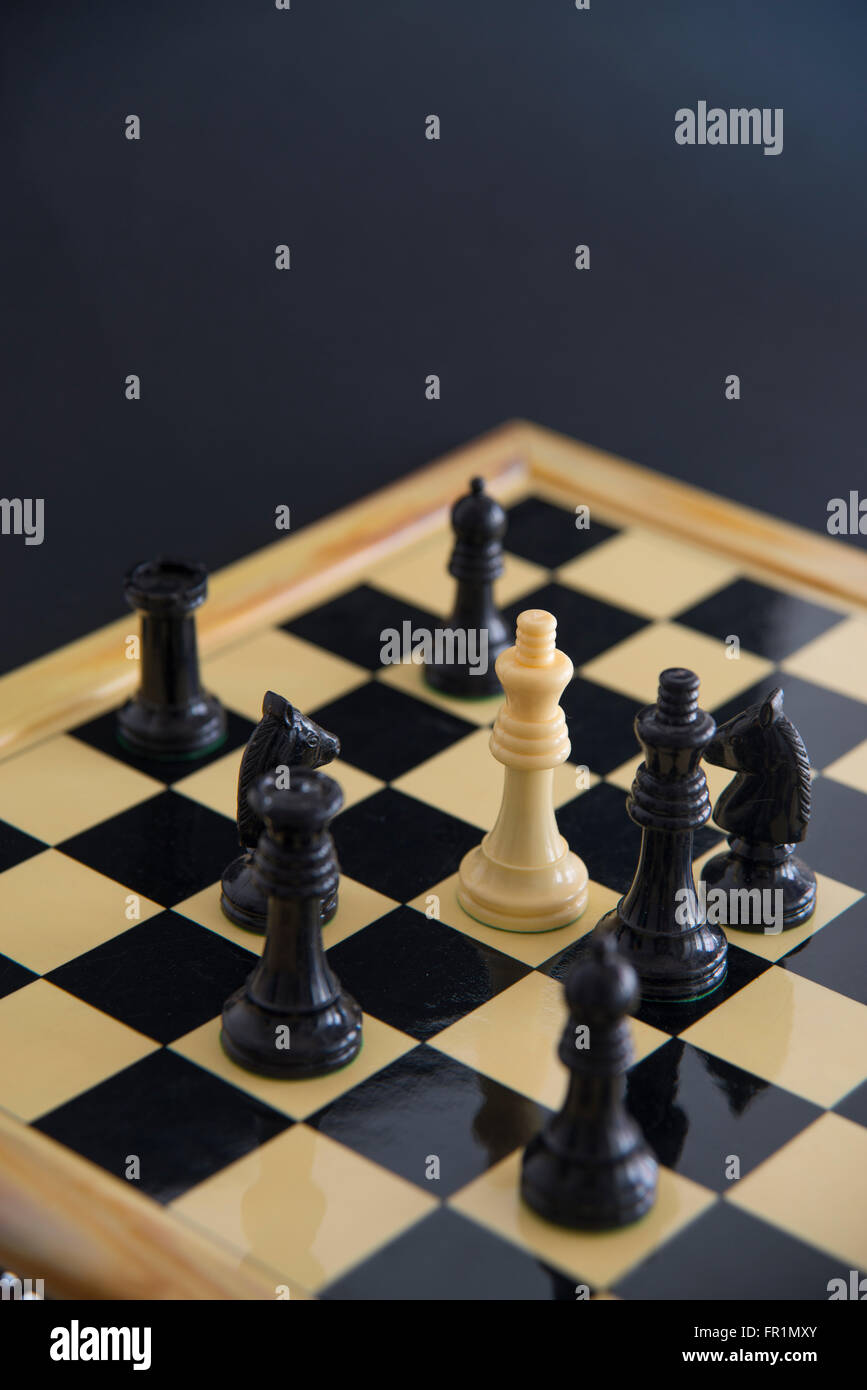 Pièces d'échecs sur un échiquier. Jeu d'échecs. Banque D'Images