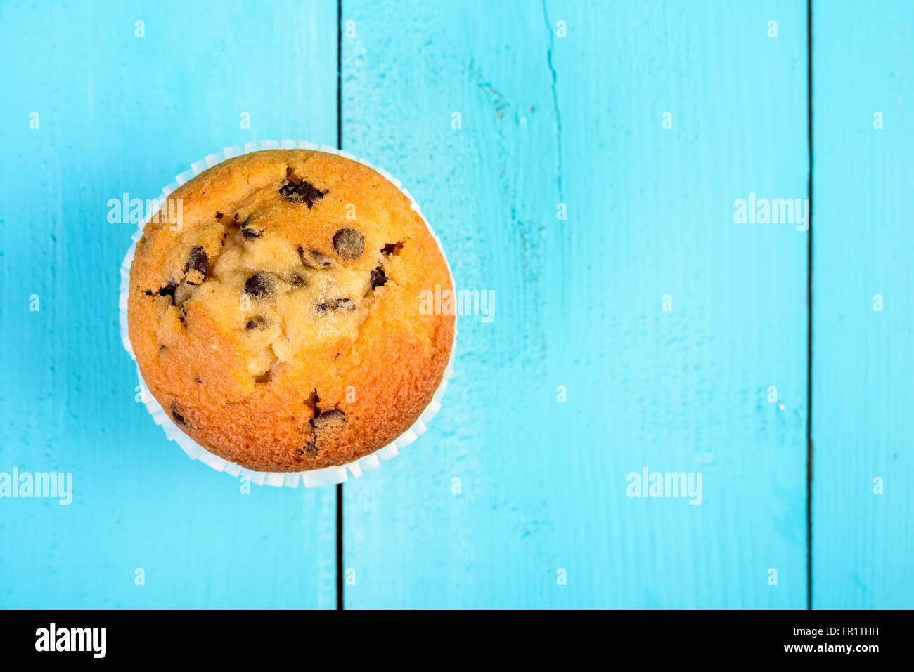 Muffins aux pépites de chocolat fait maison sur tableau bleu Banque D'Images