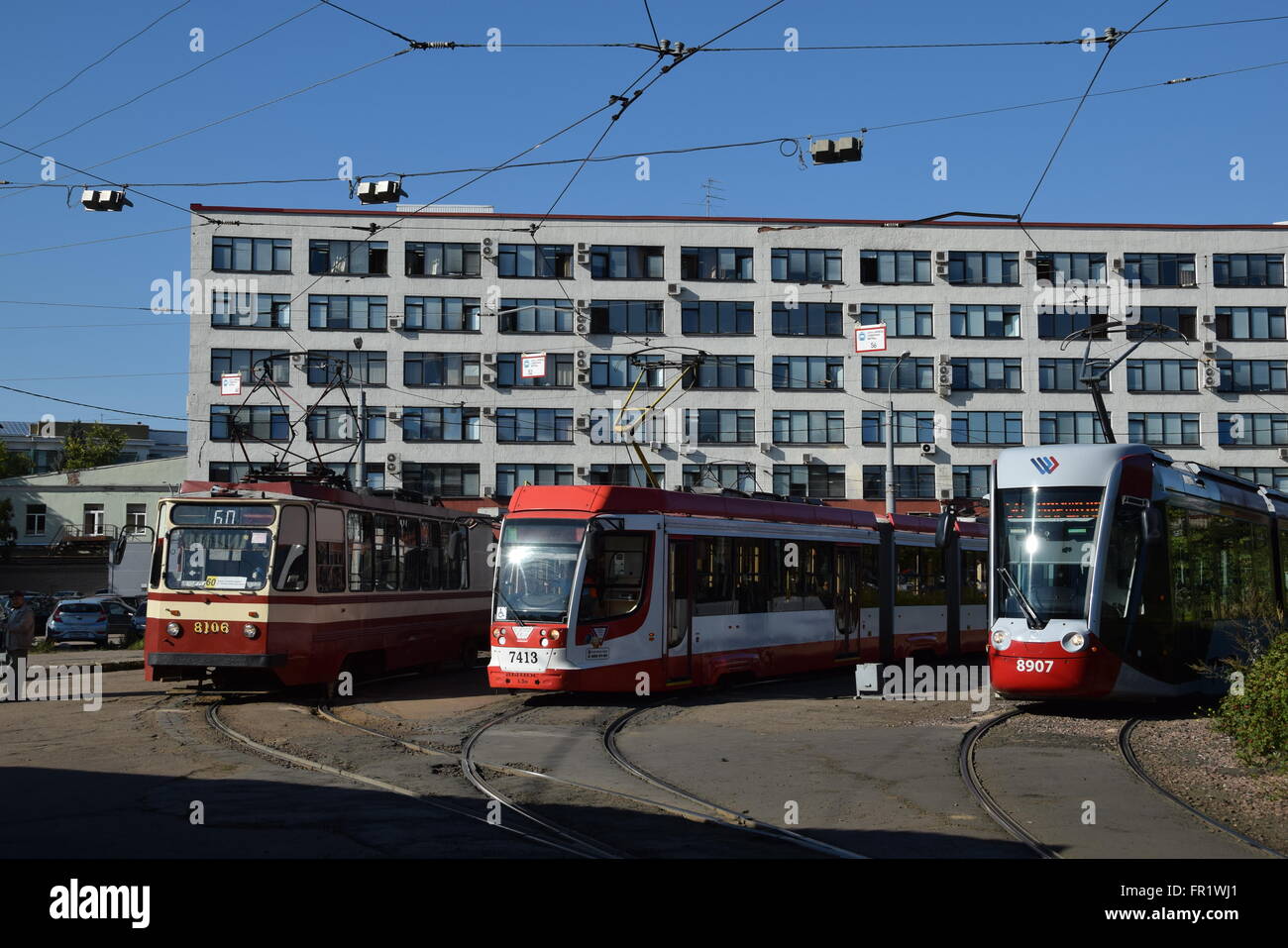 Différents types de flotte de tram à 'l' chantier nord terminus à Saint-Pétersbourg : tPTMZ Ust-Katav, Alstom, Banque D'Images