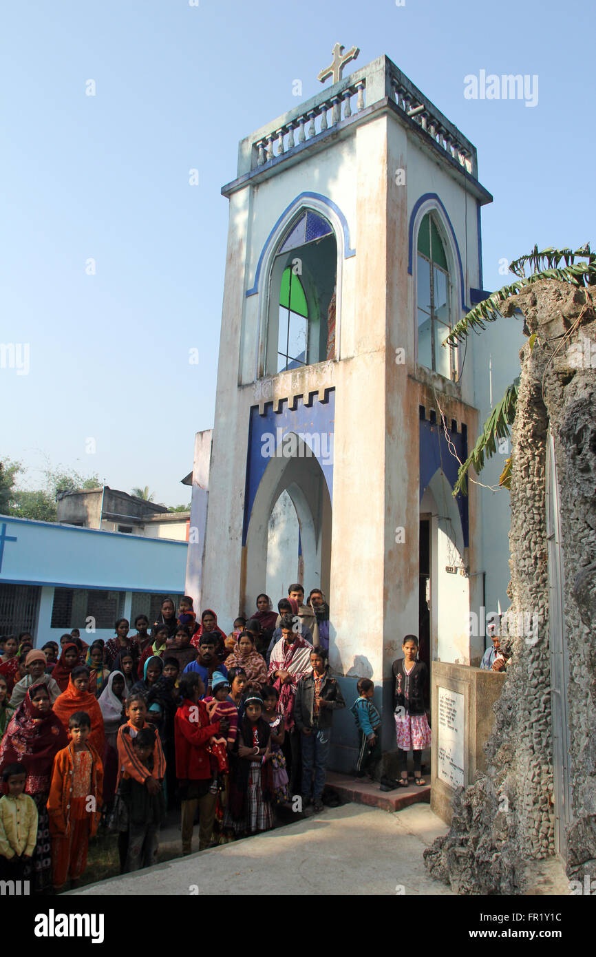 La prière en face de Notre Dame de Lourdes église dans Baidyapur, Bengale occidental, Inde le 02 décembre 2012. Banque D'Images