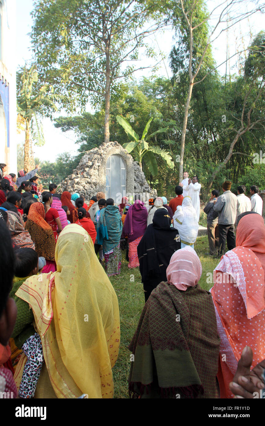 La prière en face de Notre Dame de Lourdes église dans Baidyapur, Bengale occidental, Inde le 02 décembre 2012. Banque D'Images