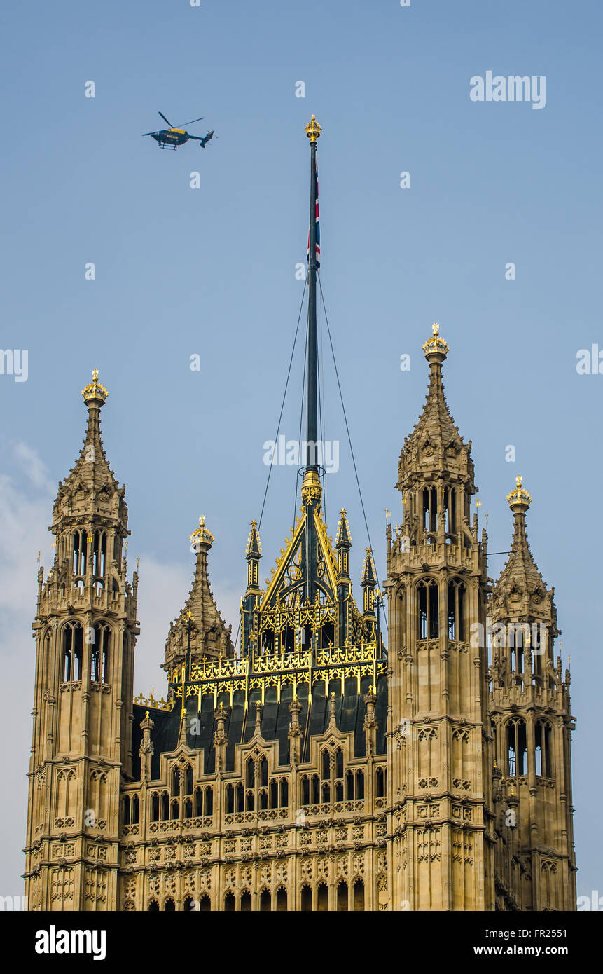 Un hélicoptère de police survolant le Palais de Westminster - les chambres du Parlement, Londres, Royaume-Uni Banque D'Images