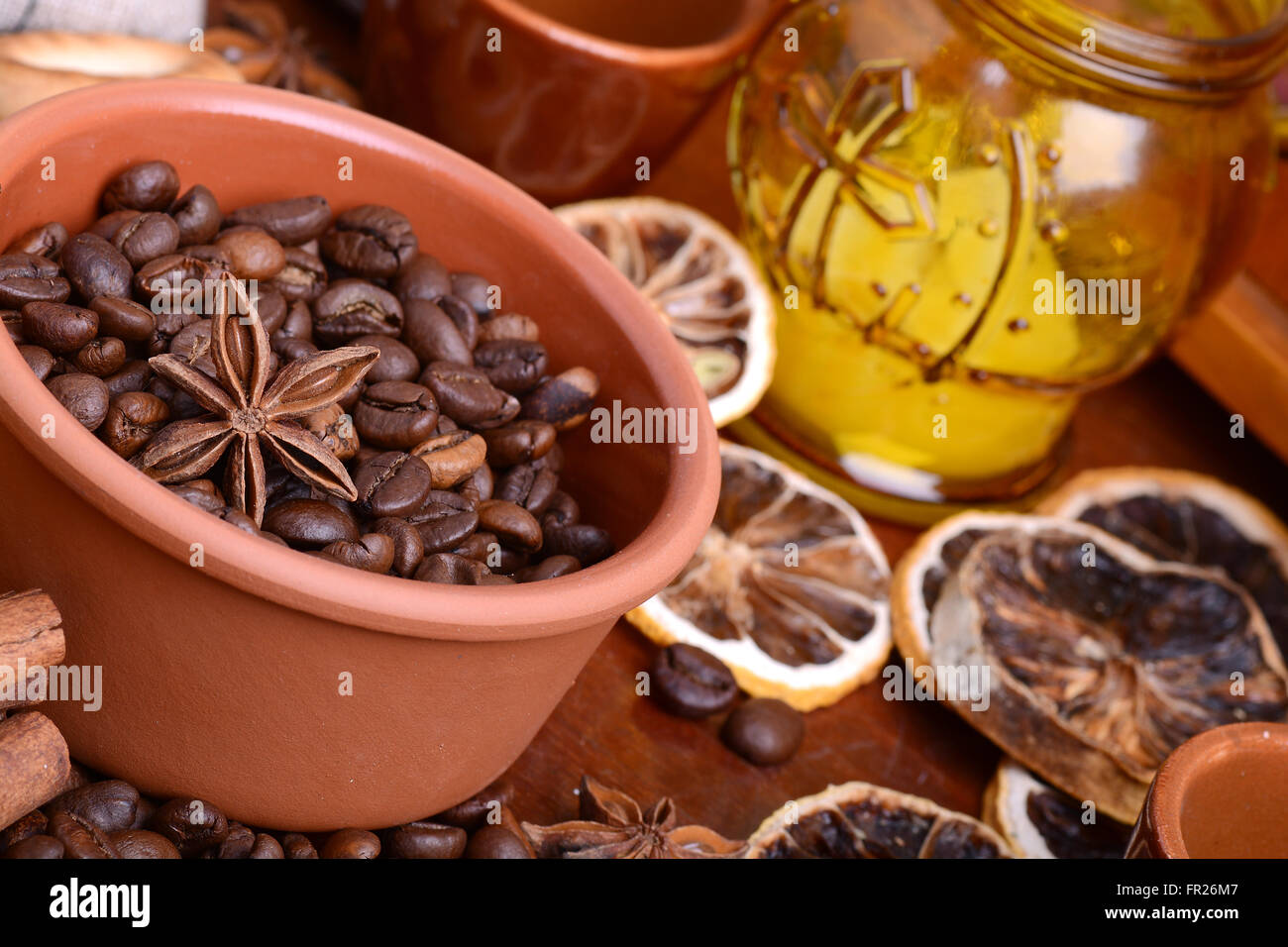 L'orange et de citron, les grains de café et de cannelle sur un fond brun. Banque D'Images