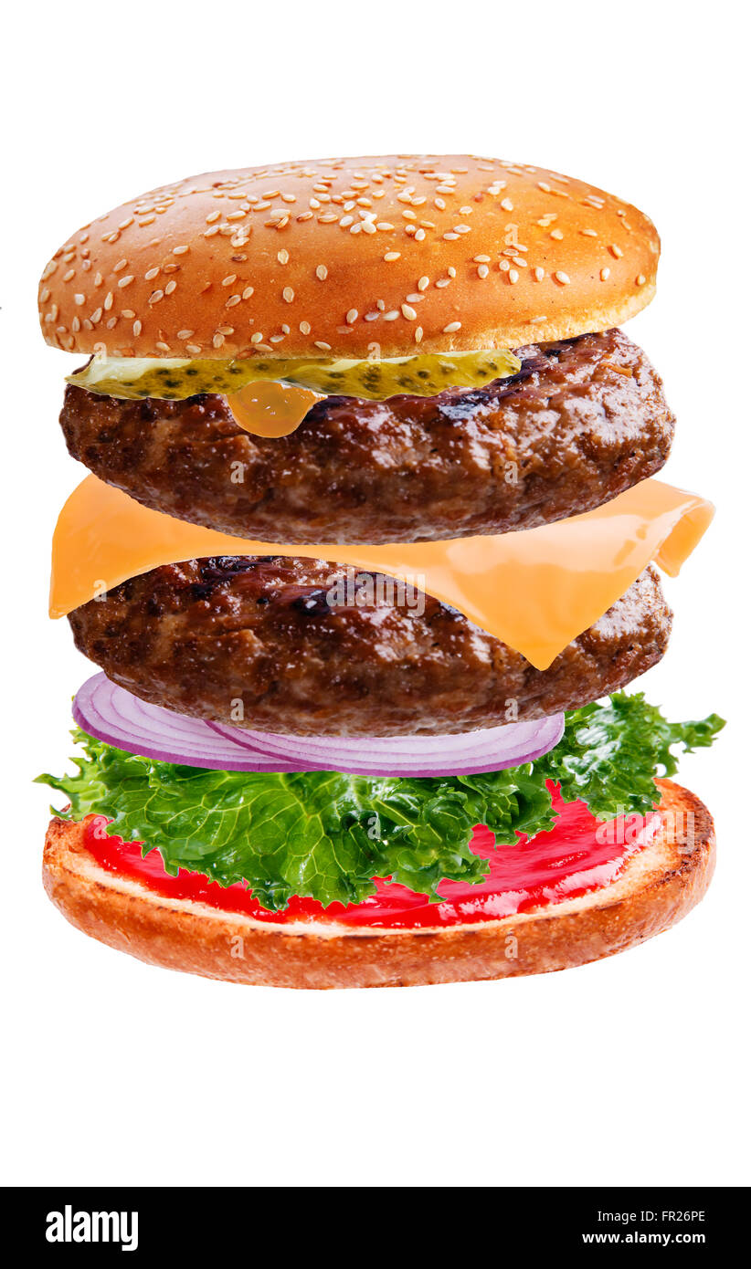 Burger hamburger avec le vol relevant d'ingrédients sur fond blanc Banque D'Images