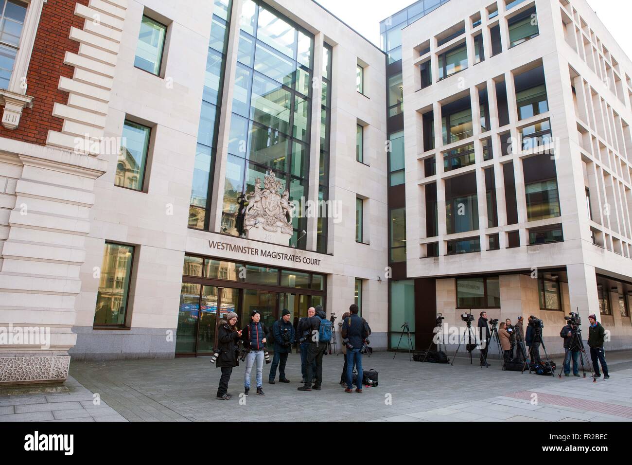 Attendre des médias à l'extérieur de Westminster, Londres. Banque D'Images