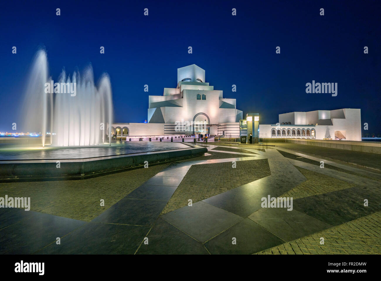 Vue de la nuit de musée d'Art islamique de Doha au Qatar Banque D'Images