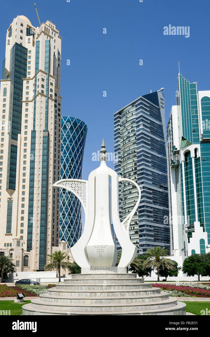 Vue sur les tours de bureaux modernes et coffee pot sculpture monument à West Bay, quartier financier et d'affaires à Doha Qatar Banque D'Images