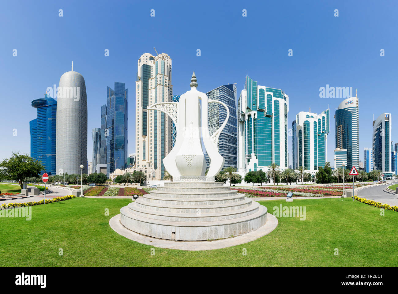Vue sur les tours de bureaux modernes et coffee pot sculpture monument à West Bay, quartier financier et d'affaires à Doha Qatar Banque D'Images