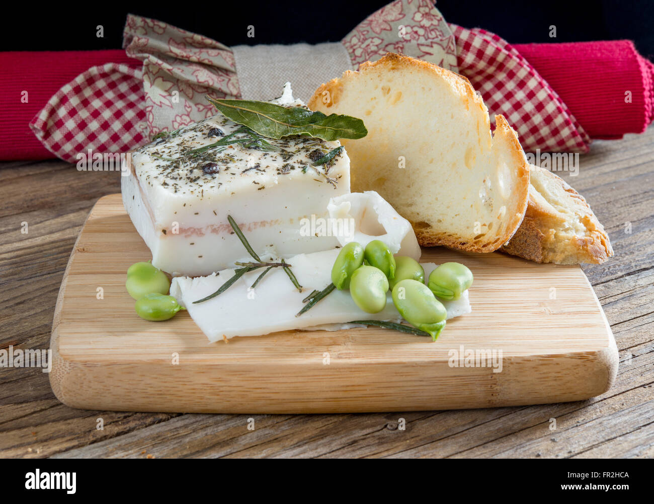 Les bruschetta apéritif avec du pain, de bacon et de fèves Banque D'Images Les bruschetta apéritif avec du pain, de bacon et de fèves Banque D'Images