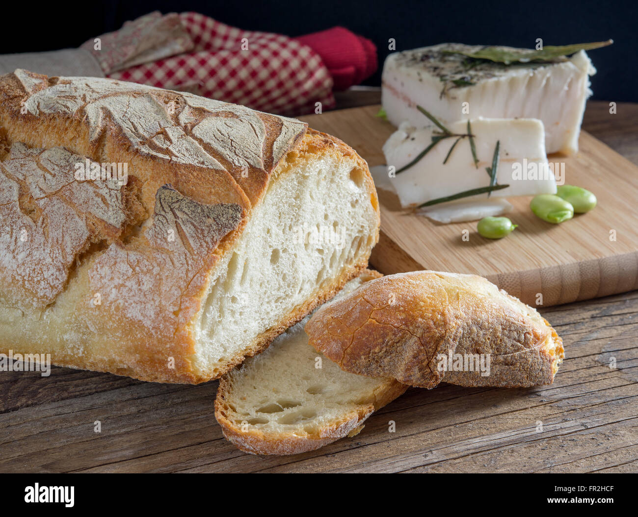 Les bruschetta apéritif avec du pain, de bacon et de fèves Banque D'Images Les bruschetta apéritif avec du pain, de bacon et de fèves Banque D'Images