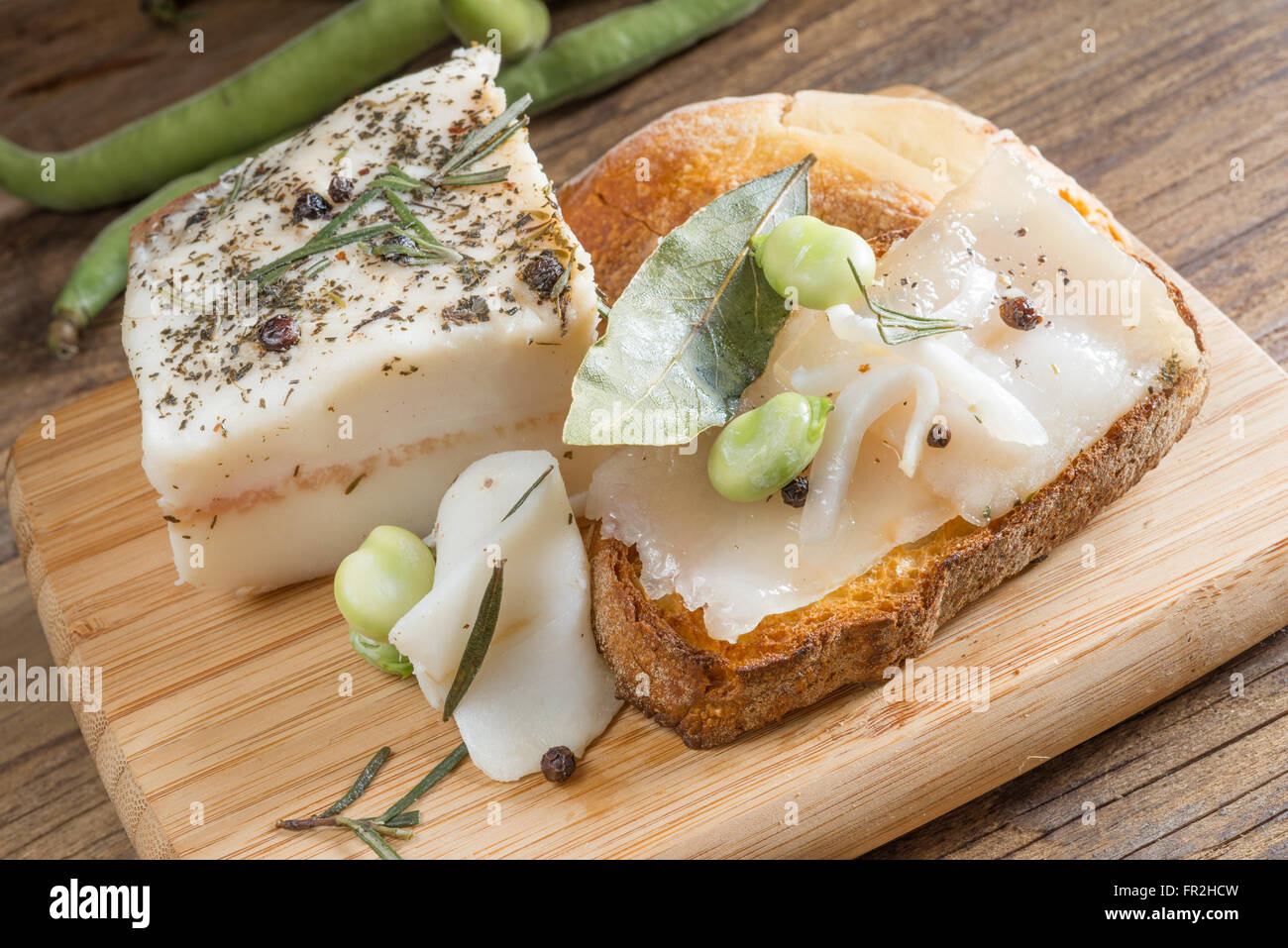 Les bruschetta apéritif avec du pain, de bacon et de fèves Banque D'Images Les bruschetta apéritif avec du pain, de bacon et de fèves Banque D'Images