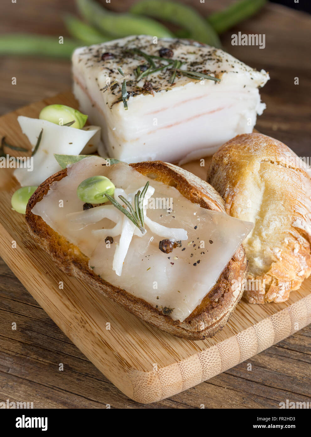 Les bruschetta apéritif avec du pain, de bacon et de fèves Banque D'Images Les bruschetta apéritif avec du pain, de bacon et de fèves Banque D'Images