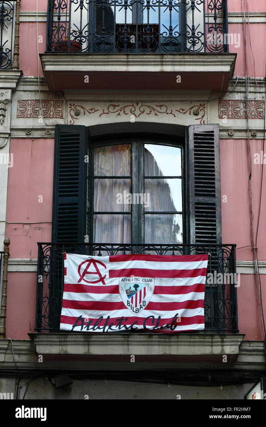 L'équipe de football Athletic Club Bilbao bannière sur balcon, Bilbao, Pays Basque, Espagne Banque D'Images