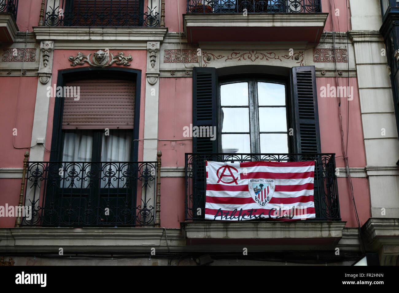 L'équipe de football Athletic Club Bilbao bannière sur balcon, Bilbao, Pays Basque, Espagne Banque D'Images