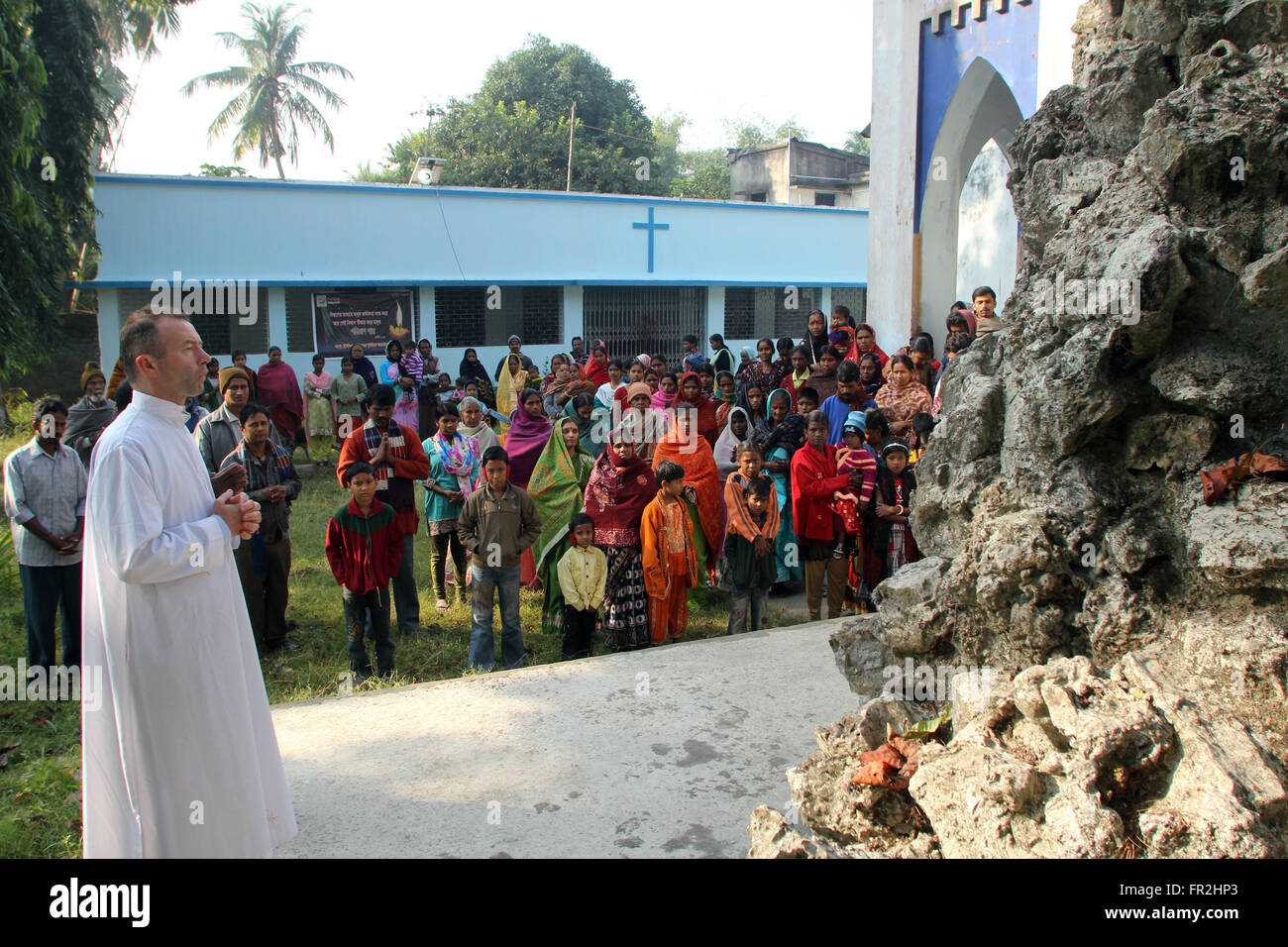 La prière en face de Notre Dame de Lourdes église dans Baidyapur, Bengale occidental, Inde le 02 décembre 2012. Banque D'Images