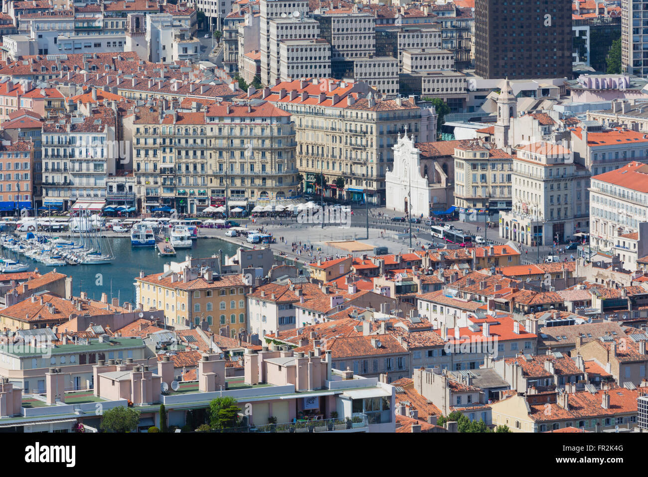 Marseille, Provence-Alpes-Côte d'Azur, France. Vue de haut en bas sur le Vieux-Port, le Vieux Port et la ville. Banque D'Images