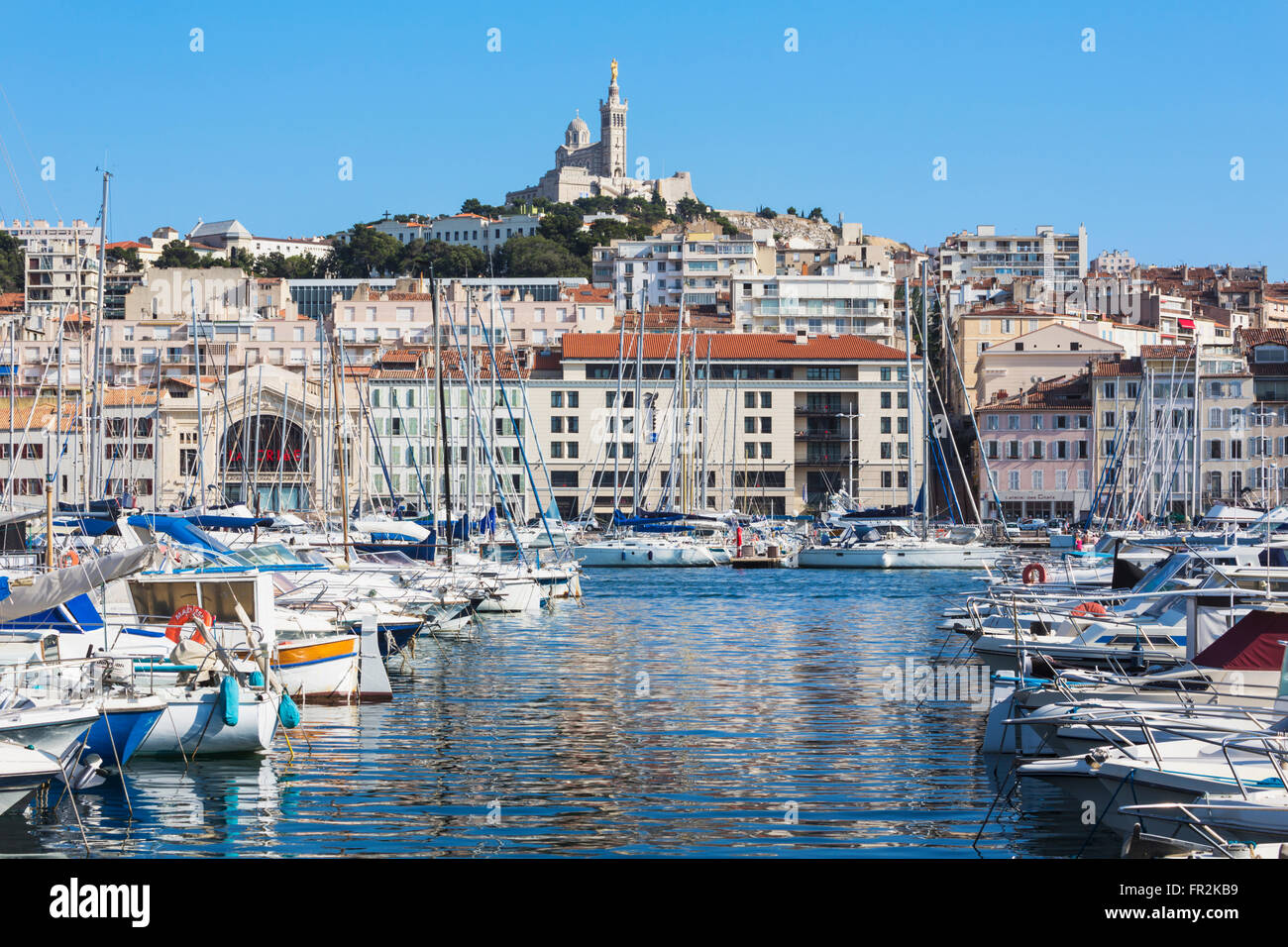 Marseille, Provence-Alpes-Côte d'Azur, France. Vue sur Downtown, le Vieux Port, à la 19e siècle basilique néo-byzantin Banque D'Images