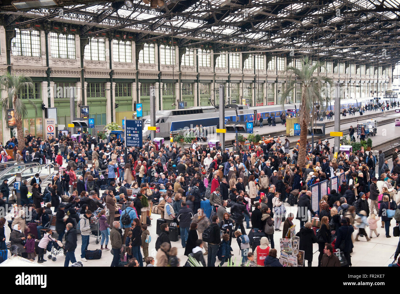 Les gens qui attendent à l'intérieur de la gare de Lyon, Paris, France Banque D'Images