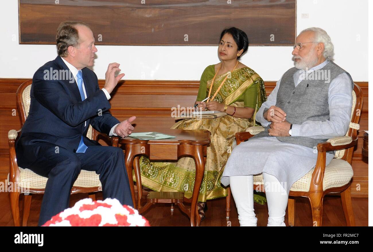 Le Premier Ministre indien Narendra Modi se réunit avec le Président exécutif de Cisco Systems, John Chambers, 18 mars 2016 à New Delhi, en Inde. Banque D'Images