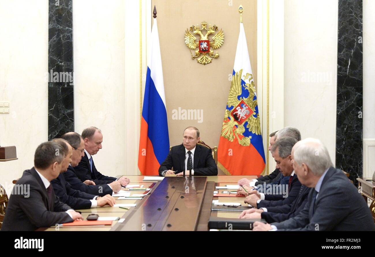 Le président russe Vladimir Poutine préside une réunion avec les membres permanents du Conseil de sécurité de la Fédération de Russie au Kremlin, le 17 mars 2016 à Moscou, Russie. Banque D'Images
