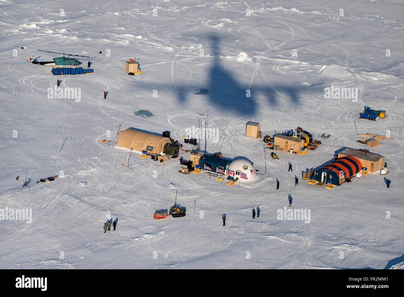 L'ombre d'une U.S. Air Force C-17 Globemaster III cargo) est vu au camp de glace multi-national Sargo après parachutage approvisionnement pendant ICEX 2016 Exercice de formation le 15 mars 2016 dans le cercle arctique. ICEX 2016 est un exercice de cinq semaines conçu pour la recherche, l'essai, et d'évaluer les capacités opérationnelles dans la région Banque D'Images