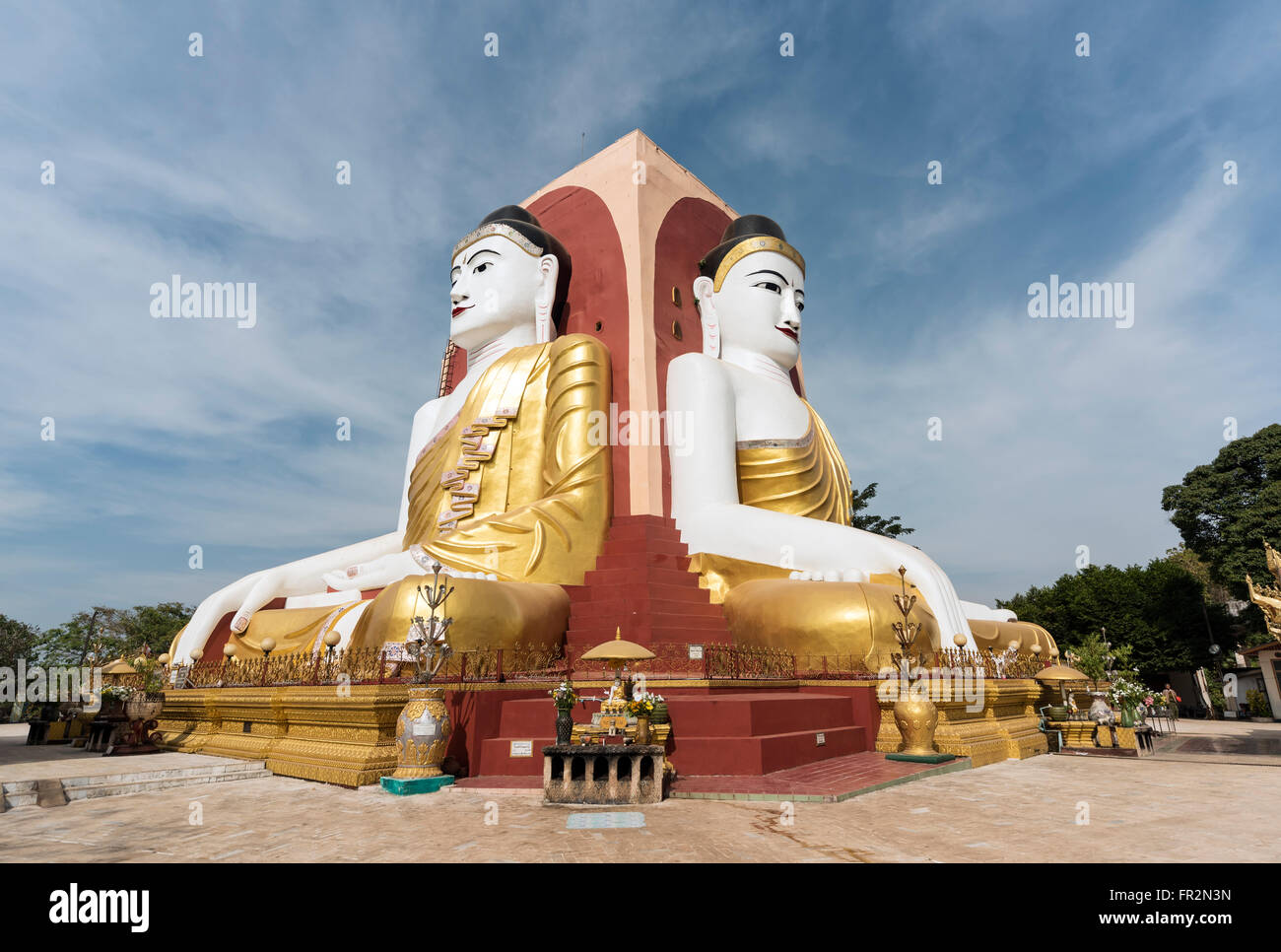 Quatre Bouddha assis de culte à la Pagode Kyaikpun à Bago, Birmanie (Myanmar) Banque D'Images