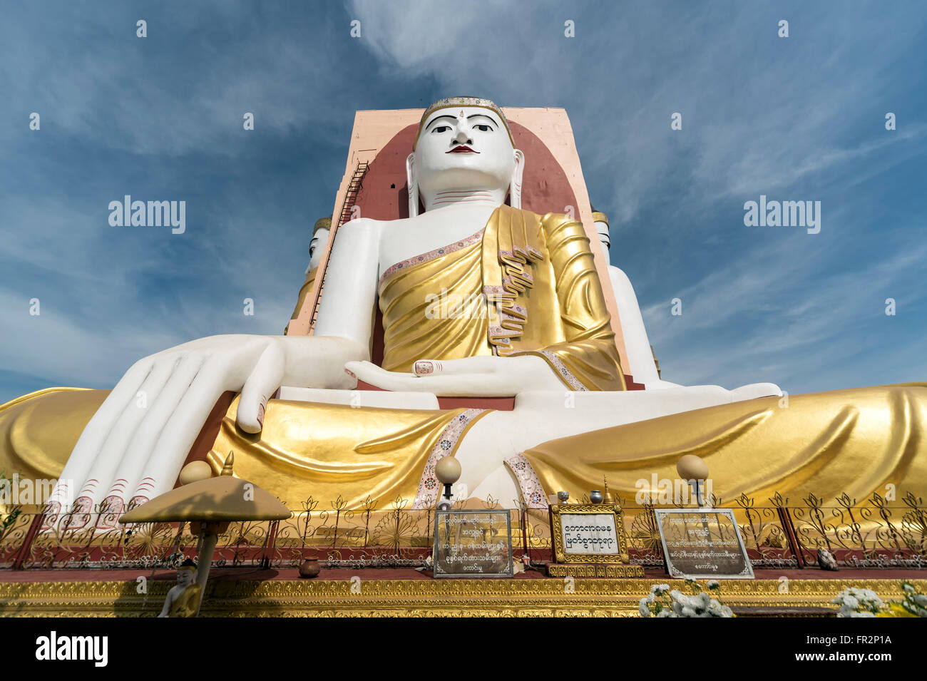 Faible angle de vue de la statue de Bouddha à la Pagode Kyaikpun à Bago, Birmanie (Myanmar) Banque D'Images