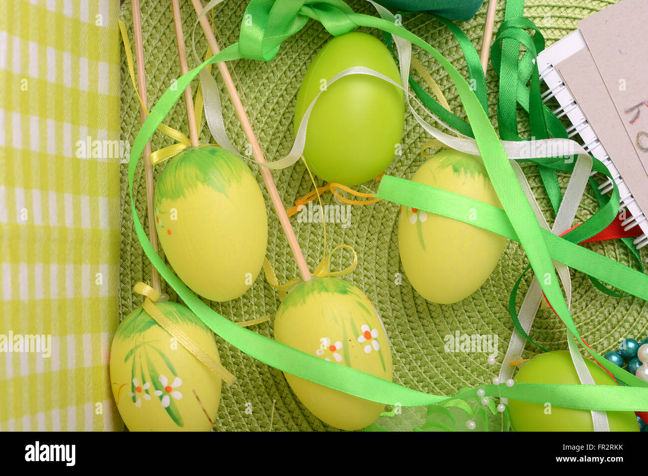 Arrière-plan de Pâques avec les oeufs de Pâques et boîte-cadeau Banque D'Images