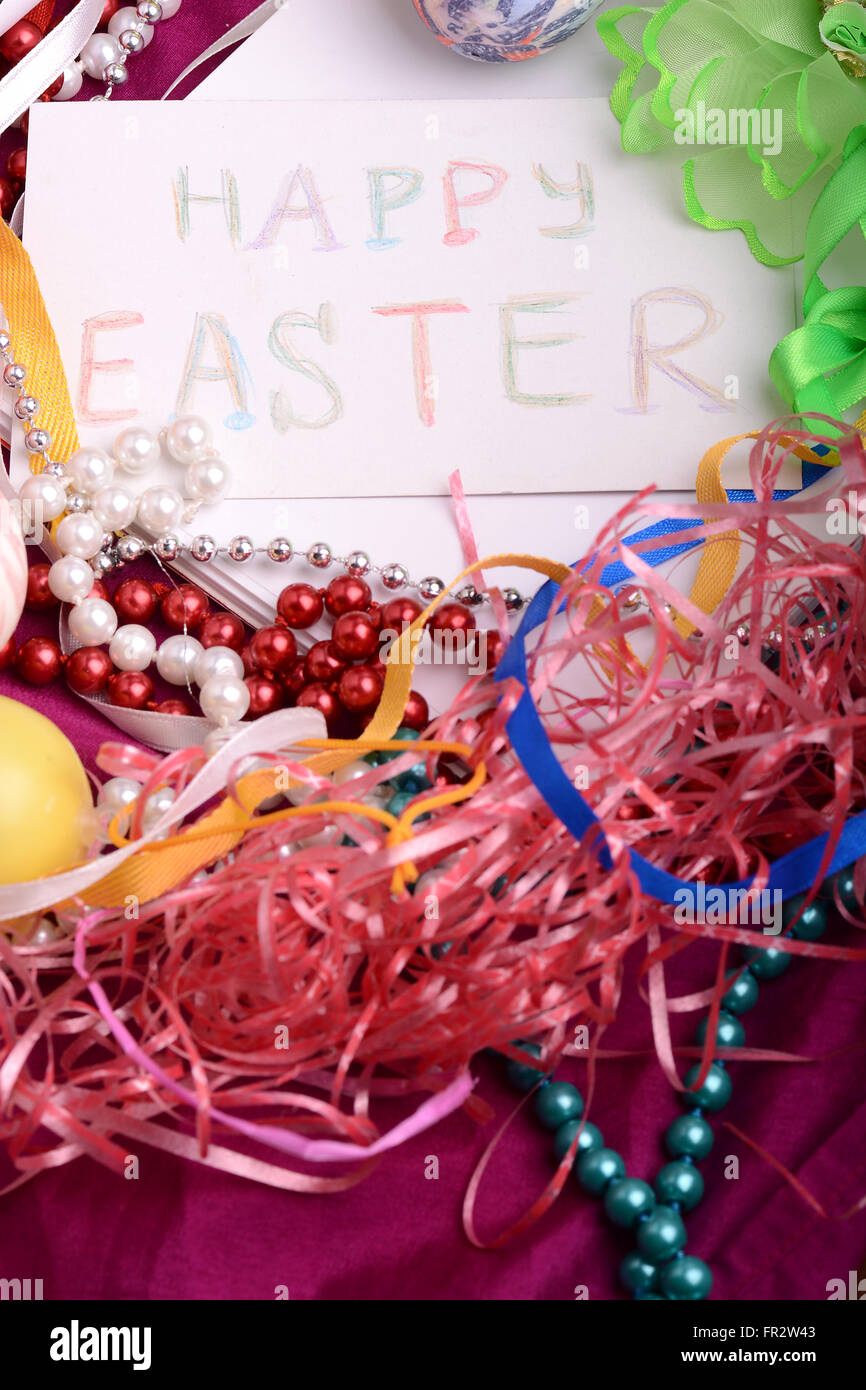 Arrière-plan de Pâques avec des oeufs, des rubans et décoration printemps Banque D'Images