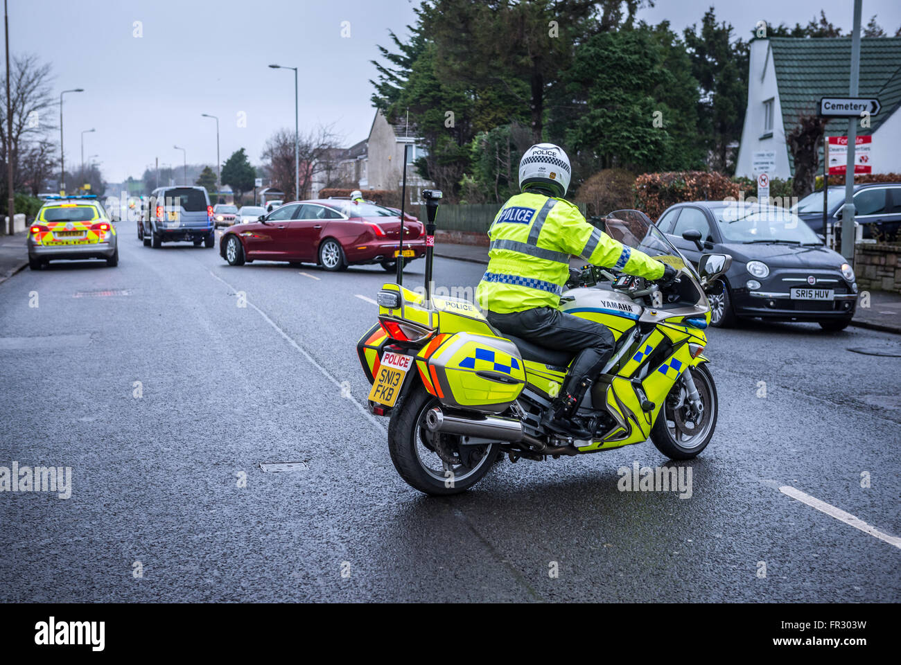 Policier à moto à Drum Brae Street à Édimbourg, Écosse, Royaume-Uni Banque D'Images