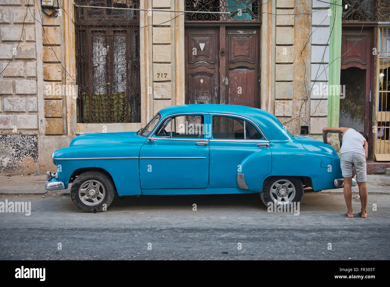 Un bleu vintage voiture garée sur les rues de la Vieille Havane, Cuba. Banque D'Images