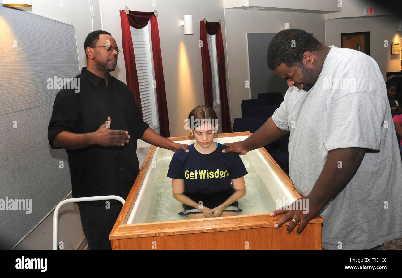 2 ministres prient pour une jeune fille, ils se préparent à baptiser Banque D'Images