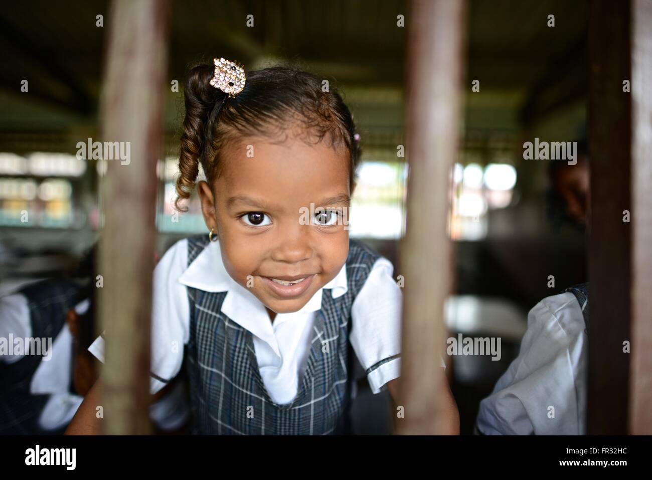 Les enfants colombiens dans une salle de classe. Banque D'Images