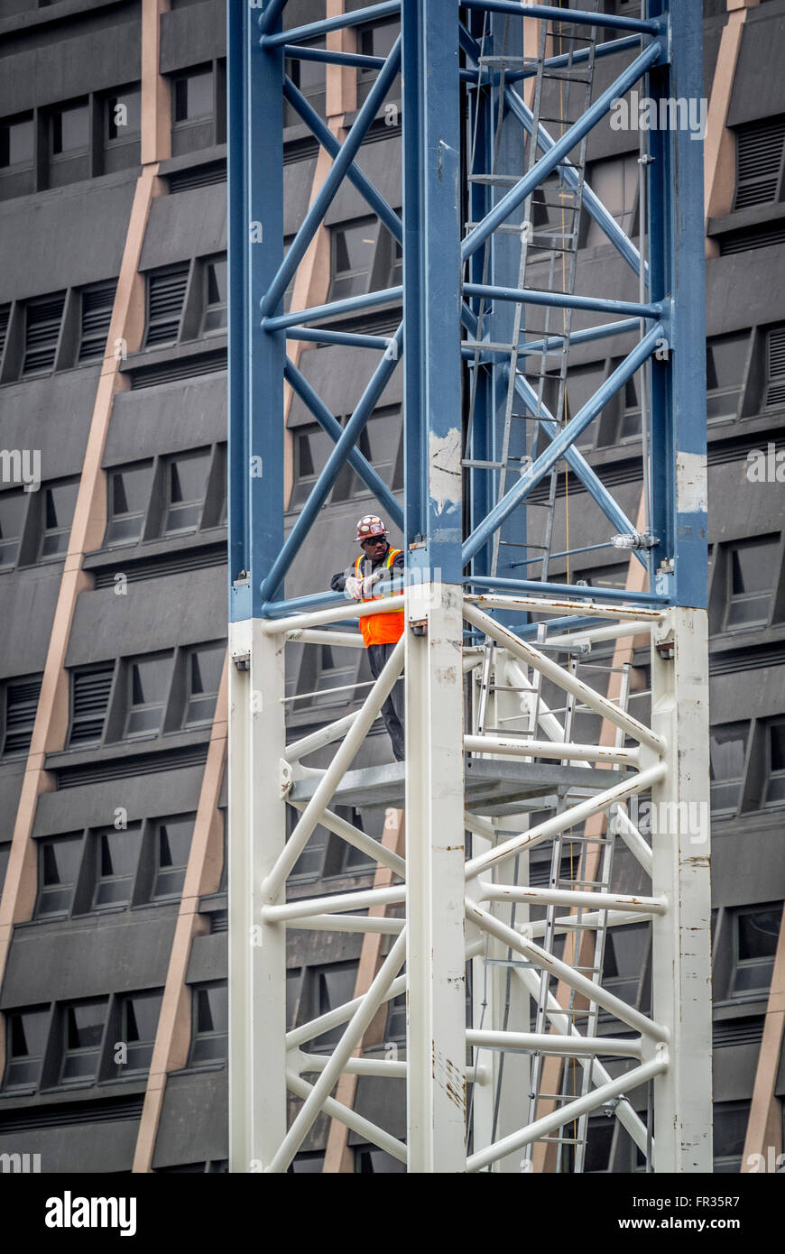 Le travailleur de la plate-forme de grue à tour, site de construction, la ville de New York, USA. Banque D'Images