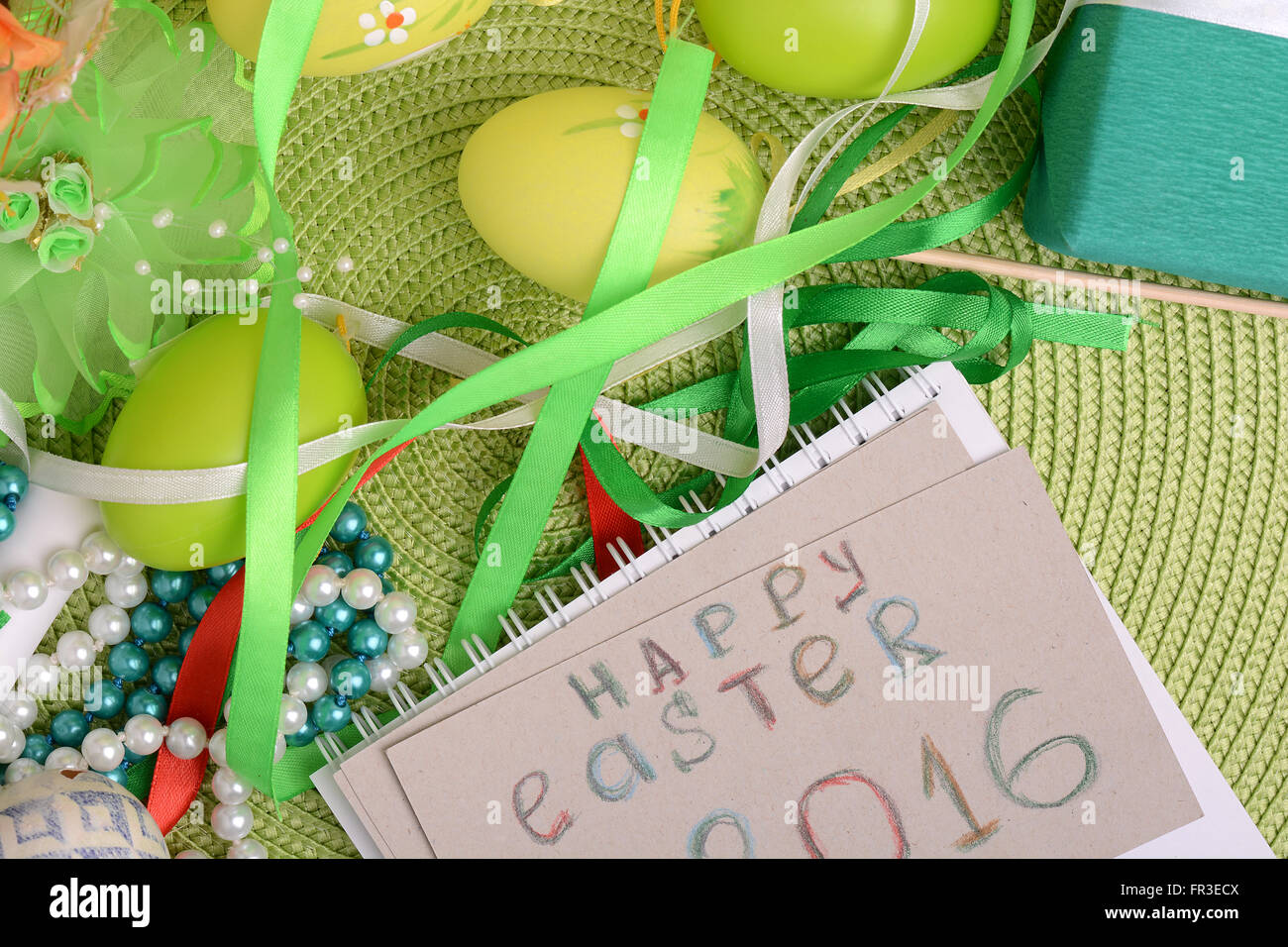 Arrière-plan de Pâques avec les oeufs de Pâques et boîte-cadeau Banque D'Images