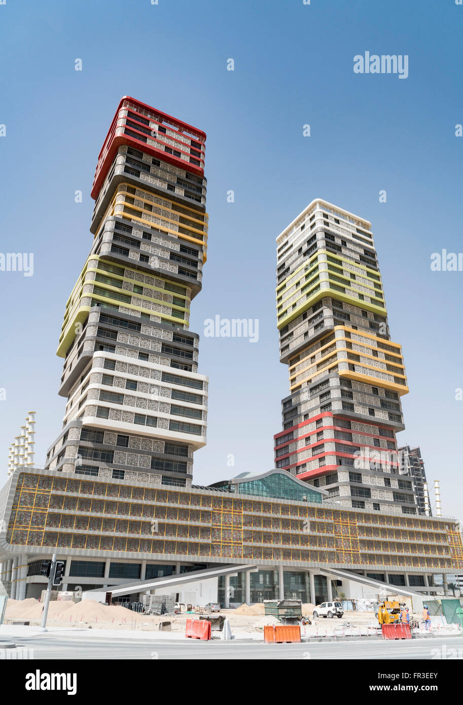 Twin Towers high-rise building en construction à Marina district de New Lusail City à Doha Qatar Banque D'Images