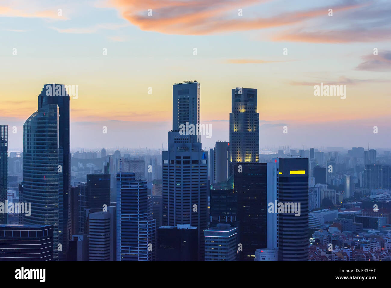 Gratte-ciel du centre-ville de Singapour au coucher du soleil Banque D'Images