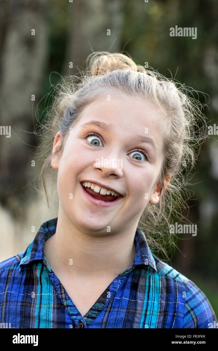 Une jeune fille making funny faces Banque D'Images