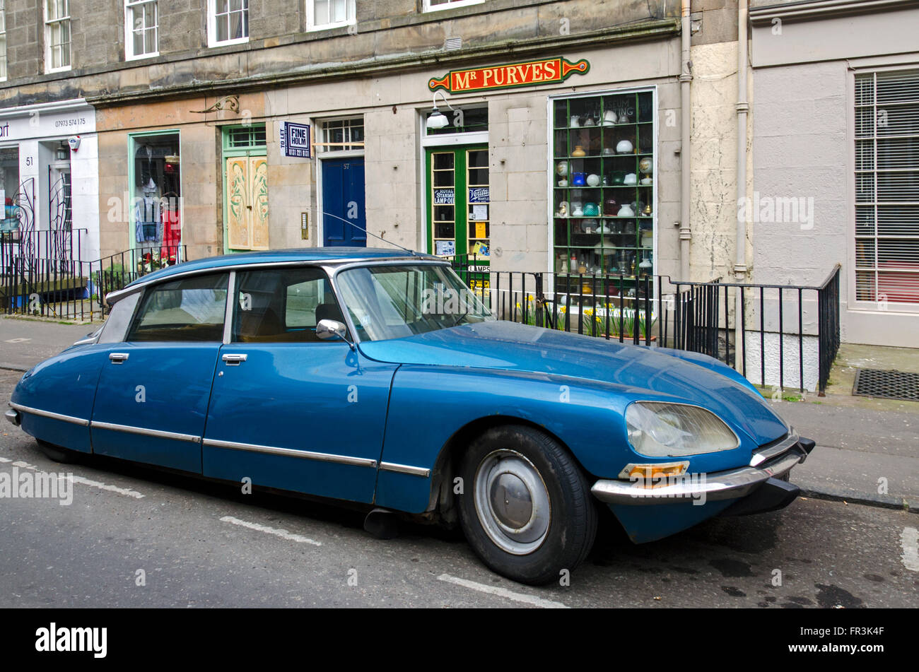 Un vintage bleu Citroen voiture garée en dehors d'une rangée de boutiques pittoresques dans St Stephen Street à Stockbridge, Édimbourg, Écosse, Royaume-Uni. Banque D'Images