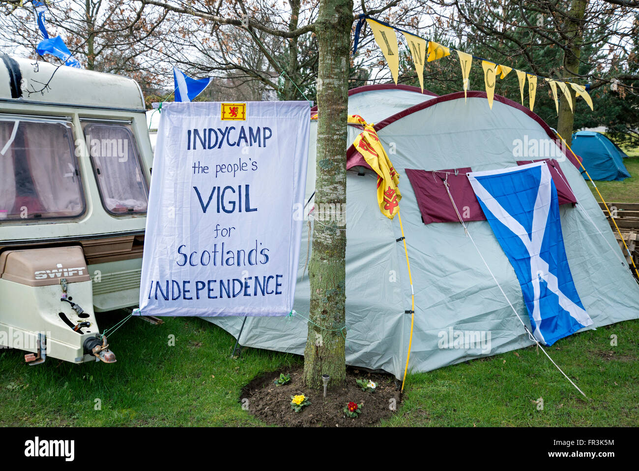 Un groupe de militants, ont établi leur camp à l'extérieur du Parlement écossais appelant à un second référendum sur l'indépendance. Banque D'Images