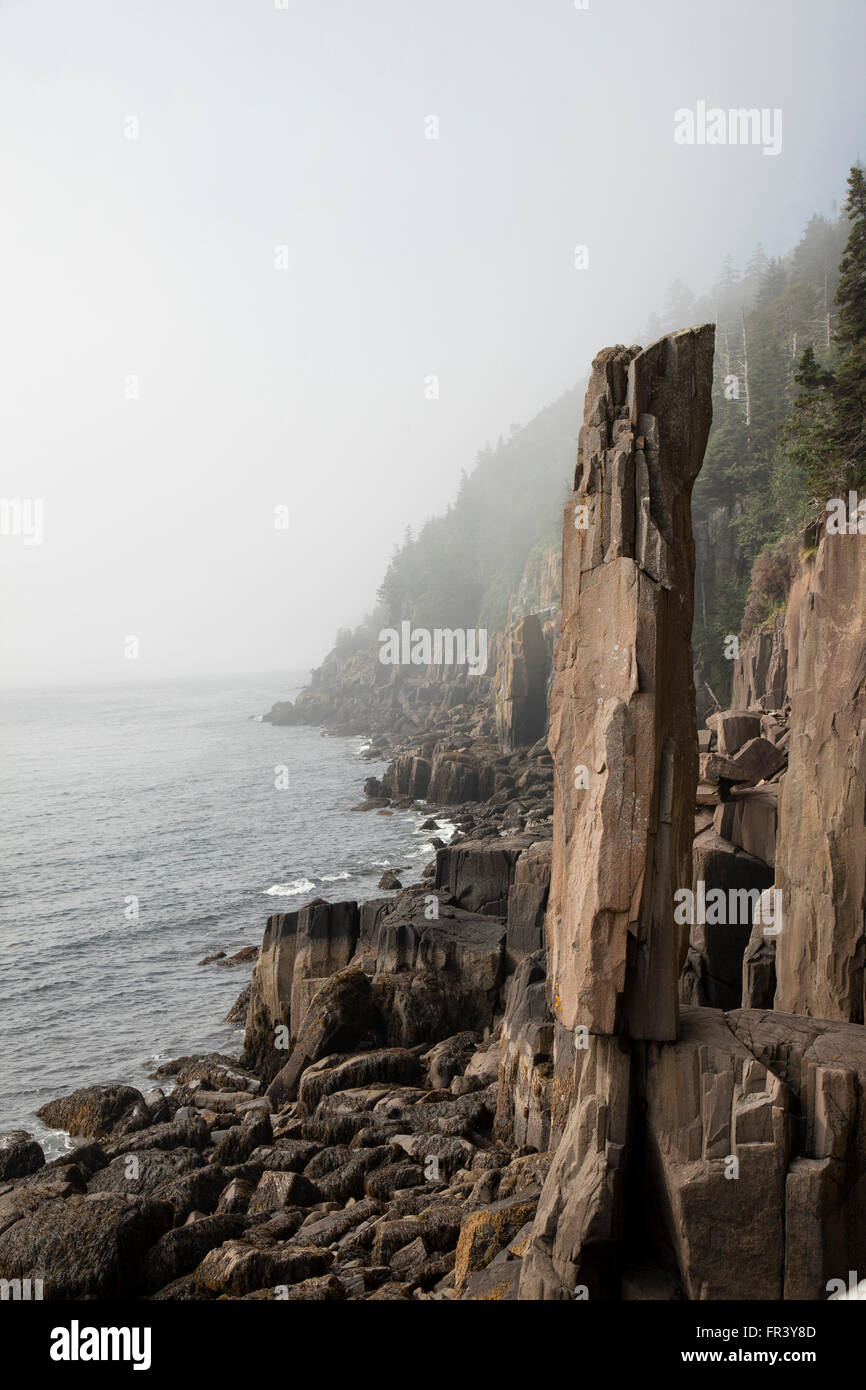 L'équilibre entre rock, une colonne verticale étroite de basalte, en équilibre sur sa pointe ; de Tiverton, Nova Scotia Canada Banque D'Images