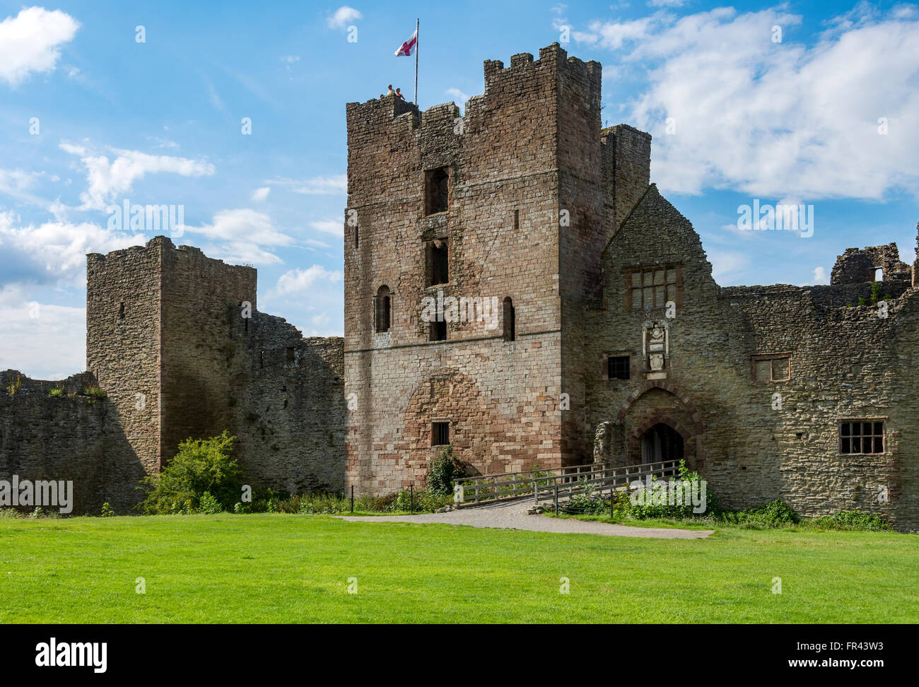 La grande tour et l'entrée de la partie intérieure Bailey (droite), le château de Ludlow, Shropshire, England, UK Banque D'Images