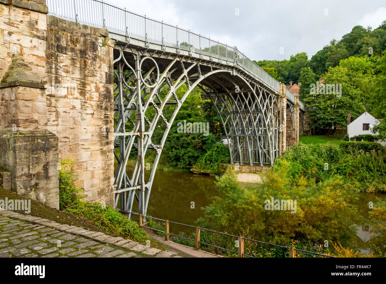 Le pont de fer sur la rivière Severn à Ironbridge, Shropshire, England, UK. Construit 1781, premier pont en arc de fer dans le monde. Banque D'Images