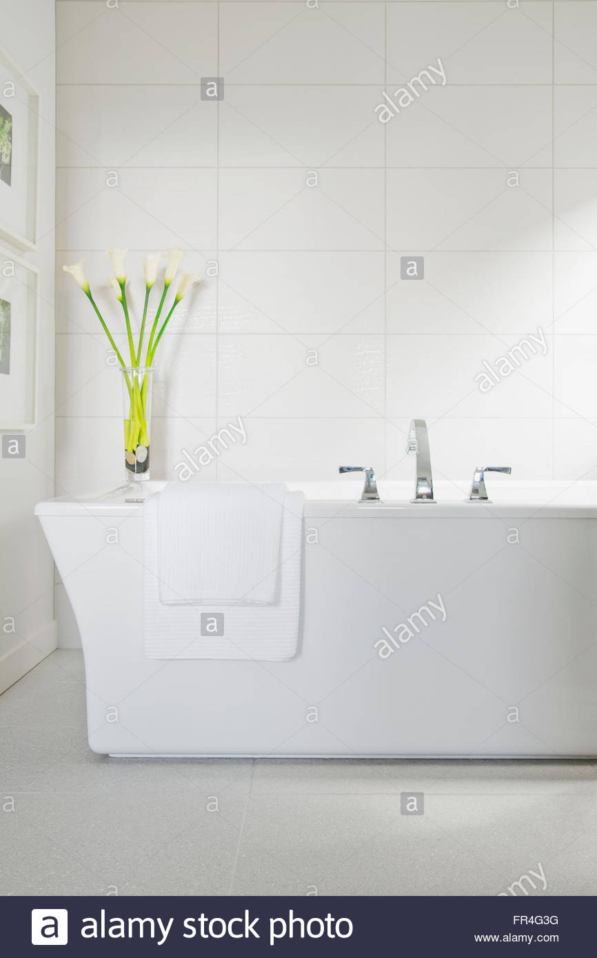 White baignoire dans salle de bains contemporaine Banque D\'Images ... White baignoire dans salle de bains contemporaine Banque D\'Images ...