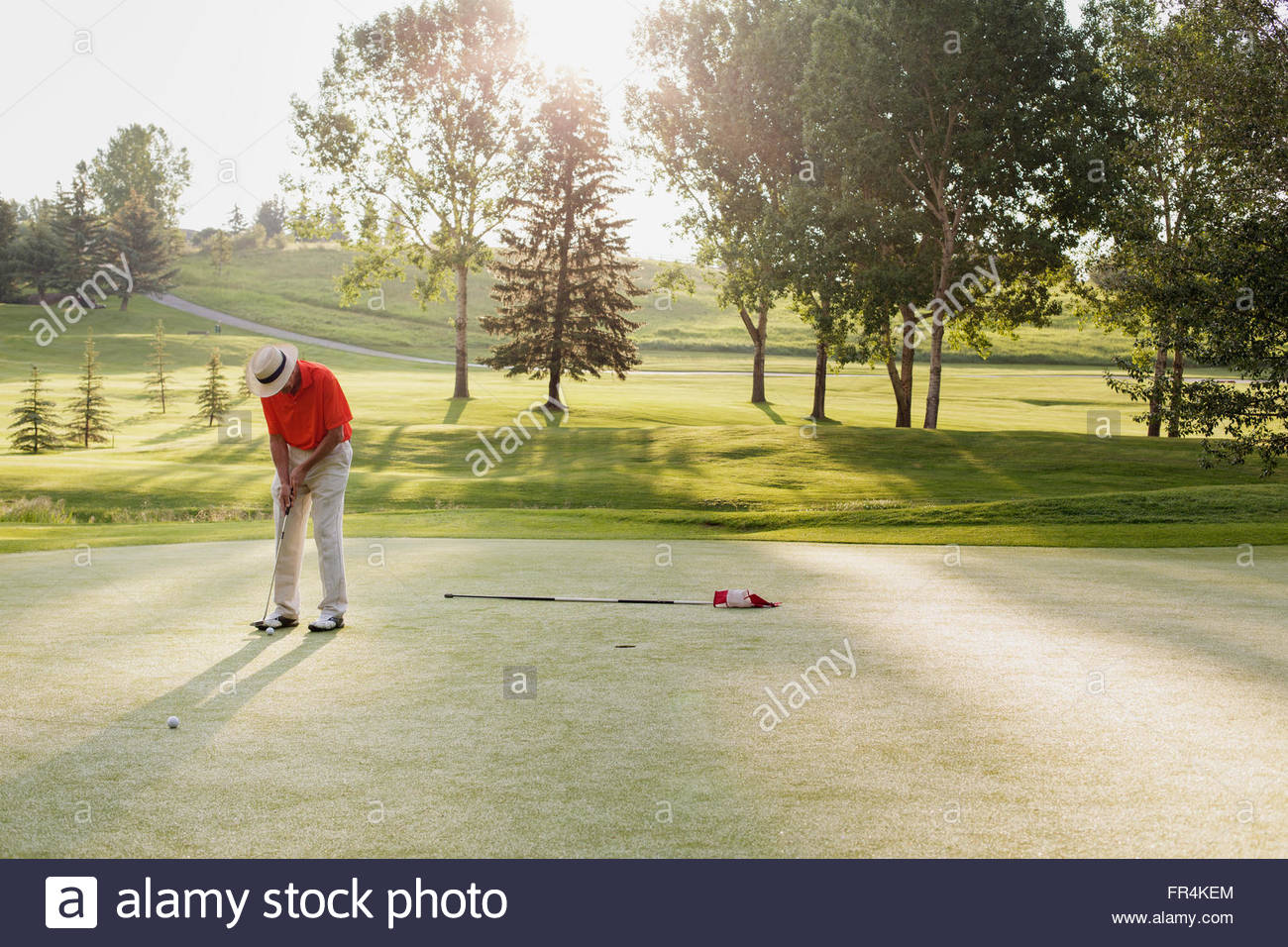 Man à propos de putt sur golf green Banque D'Images