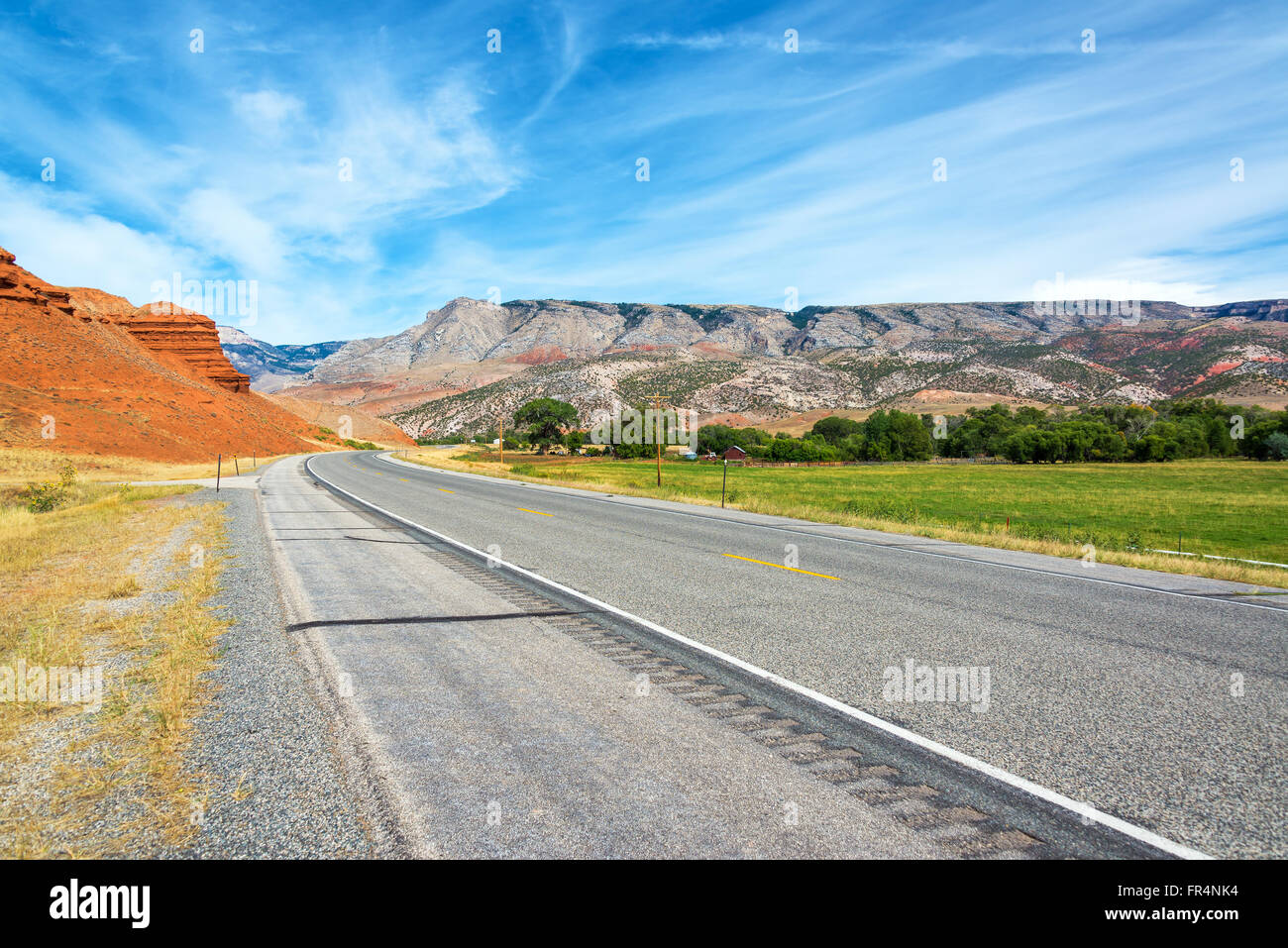 L'autoroute passant à travers un paysage coloré en Shell, Wyoming Banque D'Images