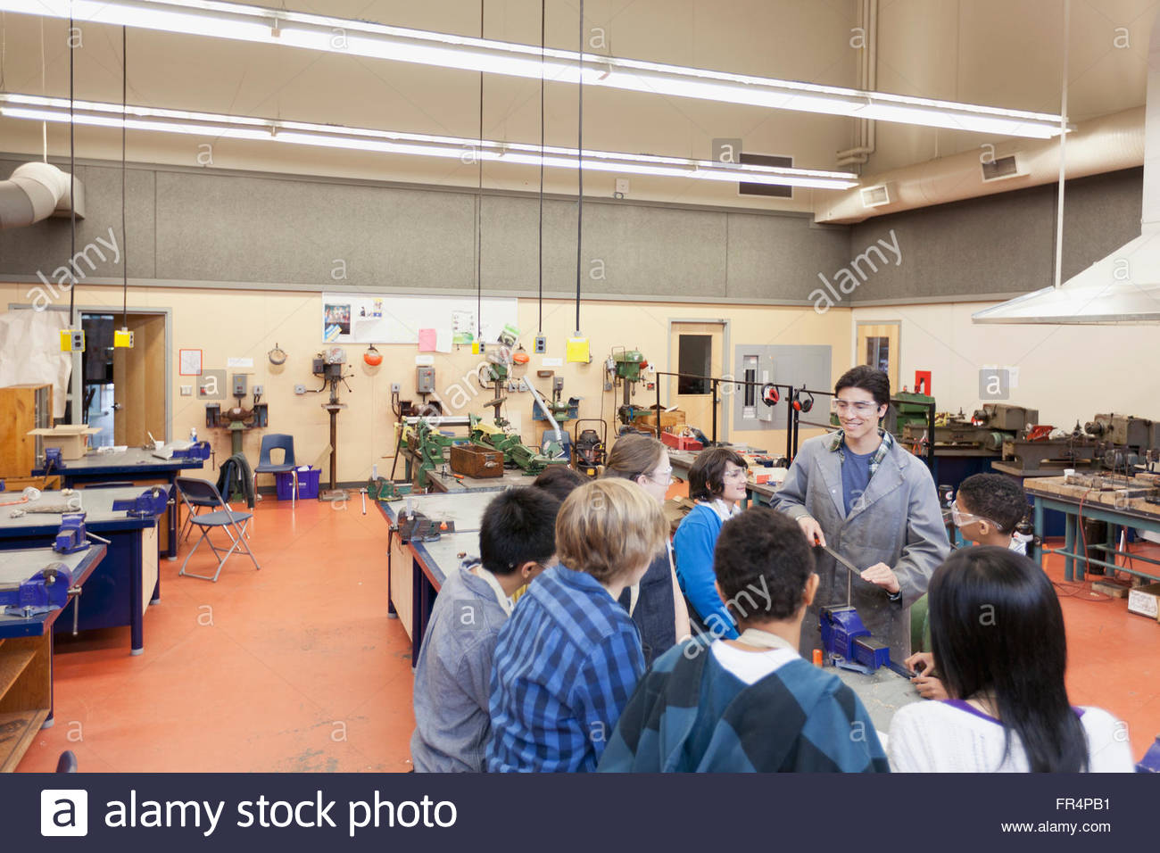 Teacher demonstrating to machine shop class Banque D'Images