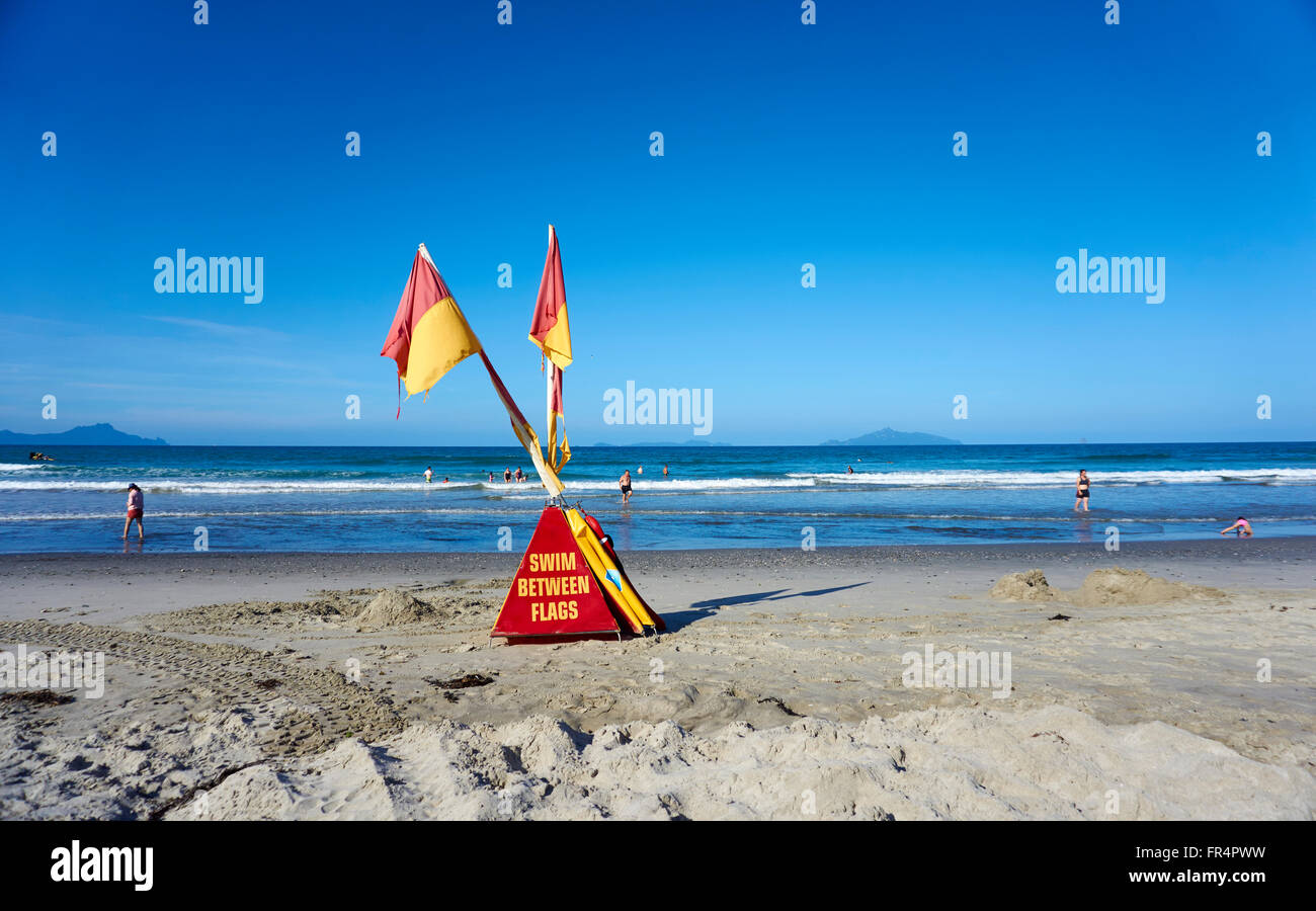 Gareautrain les drapeaux sur une plage de Nouvelle-zélande populaires Banque D'Images