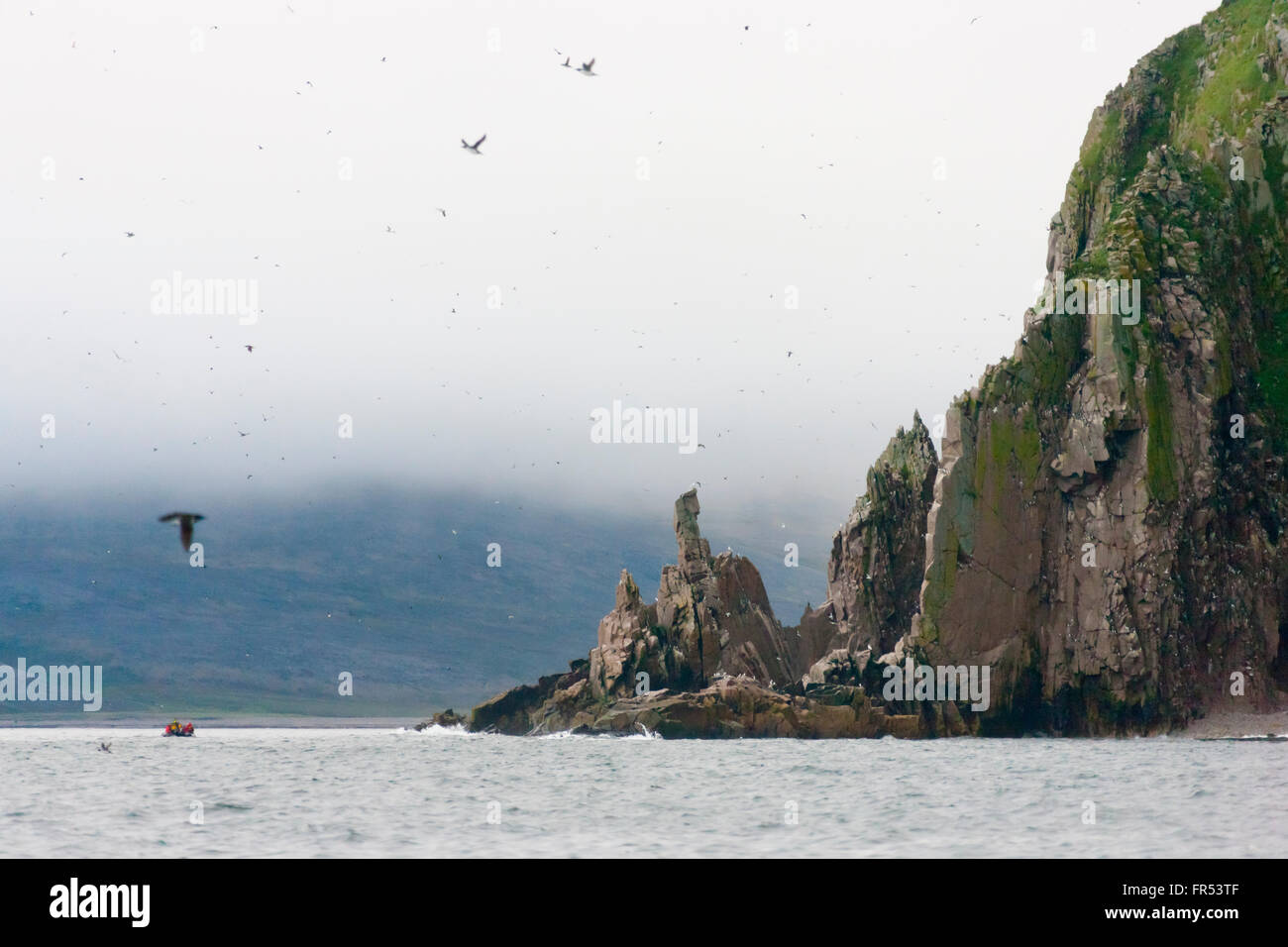 Falaise rocheuse avec Ocean, Cape Archen, Mer de Béring, Extrême-Orient russe Banque D'Images