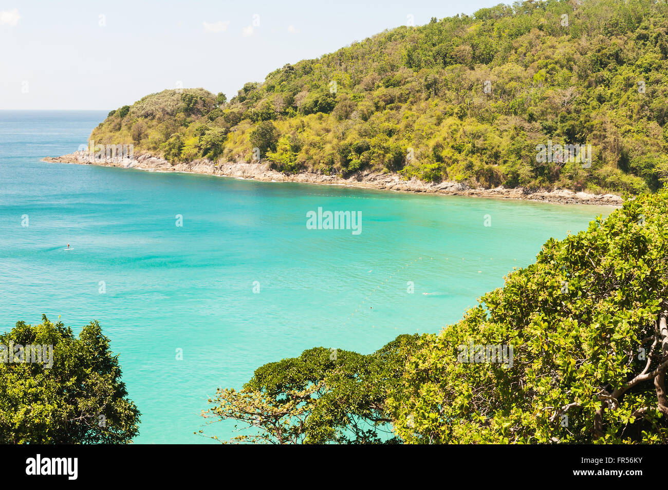 Mer turquoise avec fond de ciel nuages Banque D'Images